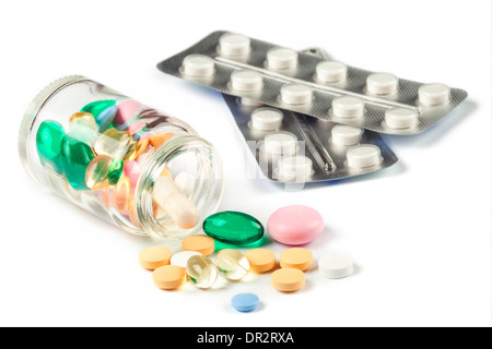 Multi Color Pillen Überläufe aus dem kleinen Glas, Flasche, zwei Blister von Pillen, isoliert auf weiss Stockfoto