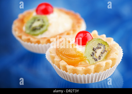 Obst-Flan mit Kiwi Frucht Pfirsiche und Kirschen Stockfoto