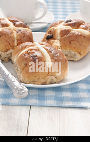 Hot Cross Buns traditionell heißen oder gerösteten während der Fastenzeit gegessen Stockfoto