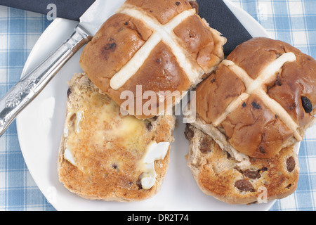 Hot Cross Buns getoastet und Gebutterten Stockfoto