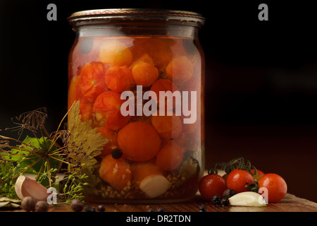 Stillleben mit Erhaltung der Tomaten auf Holztisch in der Küche Stockfoto