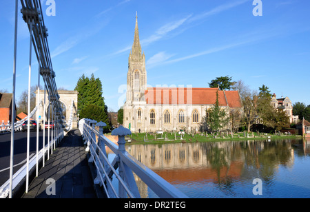 Dollar - Marlow auf Themse - auf Hängebrücke - Blick entlang Weg zum Fluss All Saints - Sonnenlicht blauen Himmel - Reflexionen Stockfoto