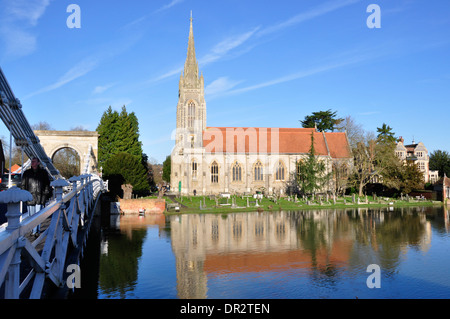 Bucks - Fliesen Marlow auf Themse - über den Fluss - Verhängung von All Saints Church - hohen Kirchturm-rot - Buff Mauerwerk - Reflexionen Stockfoto