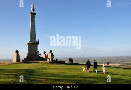 Böcke Chiltern Hills am Denkmal auf Coombe Hügel - Winter-Sonne - blauer Himmel - Wanderer - Hunde - Familien - Ausblick Stockfoto