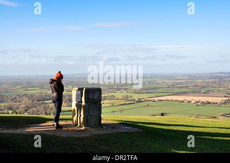 Dollar - Chiltern Hills - auf Coombe Hügel Aylesbury Vale - Walker Hingabe Stein - Wintersonne lesen innezuhalten Stockfoto