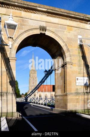 Dollar - Marlow auf Themse - Blick durch imposante Hängebrücke Arch, All Saints Church - hellem Sonnenlicht blauen Himmel Stockfoto