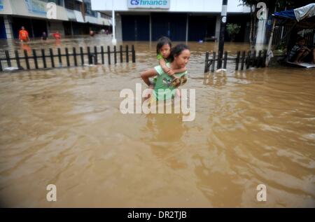 Jakarta, Indonesien. 18. Januar 2014. Eine Mädchen hält ihre Schwester durch das Hochwasser in Jakarta, Indonesien, 18. Januar 2014. Weit verbreitet Überschwemmungen in der indonesischen Hauptstadt Jakarta sieben Toten und Vertriebenen verlassen hat, die etwa 11.000 Menschen mit größeren Überschwemmungen voraussichtlich in den nächsten zwei Tagen durch die heftigen Regenfälle verursacht werden, sagte Sutopo Purwo Nugroho, der Sprecher für nationale Katastrophe Agentur Xinhua telefonisch am Samstag. Bildnachweis: Agung Kuncahya B./Xinhua/Alamy Live-Nachrichten Stockfoto