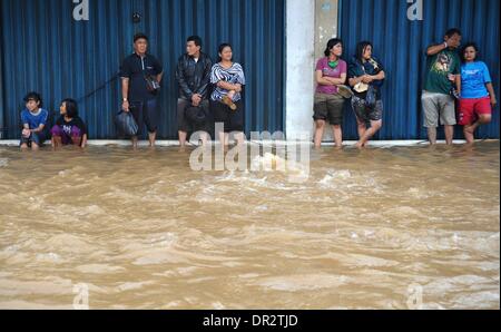 Jakarta, Indonesien. 18. Januar 2014. Menschen stehen vor den geschlossenen Geschäften in Jakarta, Indonesien, 18. Januar 2014. Weit verbreitet Überschwemmungen in der indonesischen Hauptstadt Jakarta sieben Toten und Vertriebenen verlassen hat, die etwa 11.000 Menschen mit größeren Überschwemmungen voraussichtlich in den nächsten zwei Tagen durch die heftigen Regenfälle verursacht werden, sagte Sutopo Purwo Nugroho, der Sprecher für nationale Katastrophe Agentur Xinhua telefonisch am Samstag. Bildnachweis: Agung Kuncahya B./Xinhua/Alamy Live-Nachrichten Stockfoto