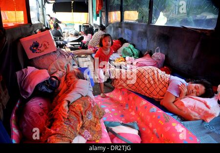 Jakarta, Indonesien. 18. Januar 2014. Flut Opfer Rest auf eine vorübergehende Unterkunft in einem Bus in Jakarta, Indonesien, 18. Januar 2014. Weit verbreitet Überschwemmungen in der indonesischen Hauptstadt Jakarta sieben Toten und Vertriebenen verlassen hat, die etwa 11.000 Menschen mit größeren Überschwemmungen voraussichtlich in den nächsten zwei Tagen durch die heftigen Regenfälle verursacht werden, sagte Sutopo Purwo Nugroho, der Sprecher für nationale Katastrophe Agentur Xinhua telefonisch am Samstag. Bildnachweis: Agung Kuncahya B./Xinhua/Alamy Live-Nachrichten Stockfoto