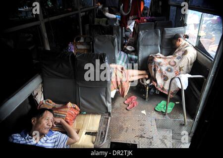 Jakarta, Indonesien. 18. Januar 2014. Flut Opfer Rest auf eine vorübergehende Unterkunft in einem Bus in Jakarta, Indonesien, 18. Januar 2014. Weit verbreitet Überschwemmungen in der indonesischen Hauptstadt Jakarta sieben Toten und Vertriebenen verlassen hat, die etwa 11.000 Menschen mit größeren Überschwemmungen voraussichtlich in den nächsten zwei Tagen durch die heftigen Regenfälle verursacht werden, sagte Sutopo Purwo Nugroho, der Sprecher für nationale Katastrophe Agentur Xinhua telefonisch am Samstag. Bildnachweis: Agung Kuncahya B./Xinhua/Alamy Live-Nachrichten Stockfoto