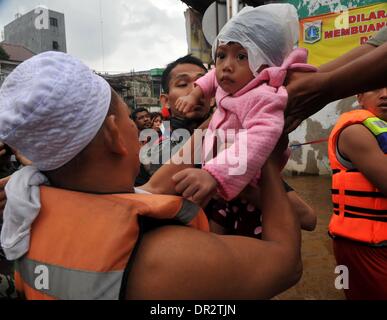 Jakarta, Indonesien. 18. Januar 2014. Menschen zu evakuieren eine Mädchen aus dem überfluteten Gebiet in Jakarta, Indonesien, 18. Januar 2014. Weit verbreitet Überschwemmungen in der indonesischen Hauptstadt Jakarta sieben Toten und Vertriebenen verlassen hat, die etwa 11.000 Menschen mit größeren Überschwemmungen voraussichtlich in den nächsten zwei Tagen durch die heftigen Regenfälle verursacht werden, sagte Sutopo Purwo Nugroho, der Sprecher für nationale Katastrophe Agentur Xinhua telefonisch am Samstag. Bildnachweis: Agung Kuncahya B./Xinhua/Alamy Live-Nachrichten Stockfoto