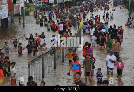 Jakarta, Indonesien. 18. Januar 2014. Die Menschen gehen durch das Hochwasser in Jakarta, Indonesien, 18. Januar 2014. Weit verbreitet Überschwemmungen in der indonesischen Hauptstadt Jakarta sieben Toten und Vertriebenen verlassen hat, die etwa 11.000 Menschen mit größeren Überschwemmungen voraussichtlich in den nächsten zwei Tagen durch die heftigen Regenfälle verursacht werden, sagte Sutopo Purwo Nugroho, der Sprecher für nationale Katastrophe Agentur Xinhua telefonisch am Samstag. Bildnachweis: Agung Kuncahya B./Xinhua/Alamy Live-Nachrichten Stockfoto