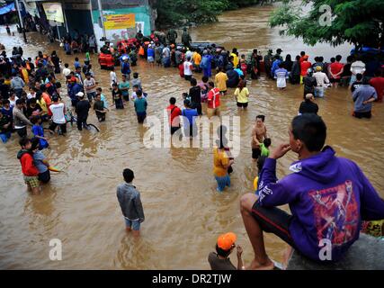 Jakarta, Indonesien. 18. Januar 2014. Die Menschen sehen erhöhte Wasser am Ciliwung Fluß in Jakarta, Indonesien, 18. Januar 2014. Weit verbreitet Überschwemmungen in der indonesischen Hauptstadt Jakarta sieben Toten und Vertriebenen verlassen hat, die etwa 11.000 Menschen mit größeren Überschwemmungen voraussichtlich in den nächsten zwei Tagen durch die heftigen Regenfälle verursacht werden, sagte Sutopo Purwo Nugroho, der Sprecher für nationale Katastrophe Agentur Xinhua telefonisch am Samstag. Bildnachweis: Agung Kuncahya B./Xinhua/Alamy Live-Nachrichten Stockfoto