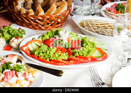 Das Restourant Tisch zubereitet für Feiern Stockfoto