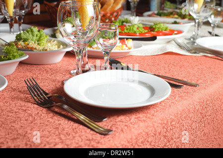 Das Restourant Tisch zubereitet für Feiern Stockfoto