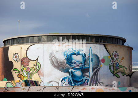 Grafities auf Rückseite eines Busbahnhofs in Sevilla, Spanien. Stockfoto