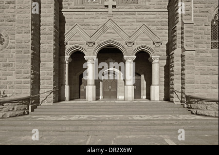 vor dem Eingang von Str. Marys katholische Kirche, Warwick, Queensland, in sepia Stockfoto