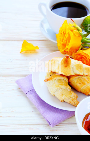 Frühstück - Croissants und Kaffee, Essen Nahaufnahme Stockfoto