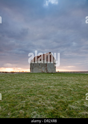 Die Kapelle von St. Peter an der Wand in Essex bei Sonnenuntergang Stockfoto