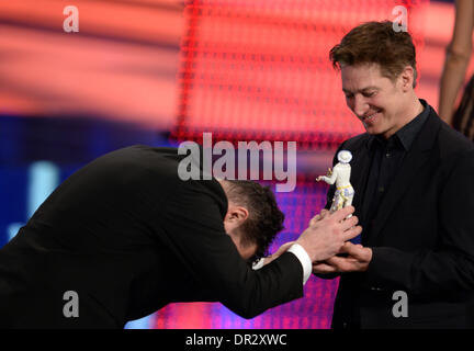 München, Deutschland. 17. Januar 2014. Actor Tobias Moretti (R) erhält den Bayerischen Filmpreis als bester Darsteller in den Filmen "Das bei Tal" ("das dunkle Tal") und "Hirngespinster" ("Phantasmen") von seinem Bruder Gregor Bloeb in München, 17. Januar 2014. Foto: TOBIAS HASE/Dpa/Alamy Live News Stockfoto