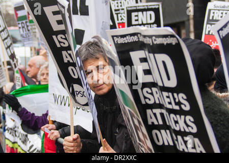 London 18. Januar 2014. Aktivisten sammeln für die Palestine Solidarity Campaign Vigil zum 5 Jahr Jahrestag des Angriffs auf Gaza von Israel wo 225 Palesitians ums Leben kamen und mehr als 700 verletzt. Bildnachweis: Paul Davey/Alamy Live-Nachrichten Stockfoto