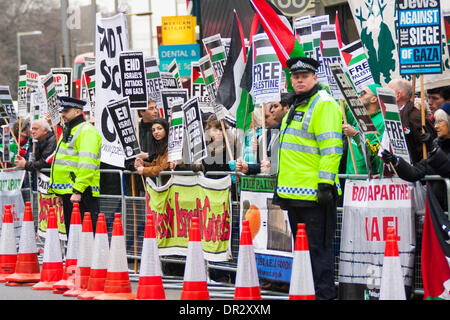 London 18. Januar 2014. Dutzende von Aktivisten sammeln für die Palestine Solidarity Campaign Vigil zum 5 Jahr Jahrestag des Angriffs auf Gaza von Israel wo 225 Palesitians ums Leben kamen und mehr als 700 verletzt. Bildnachweis: Paul Davey/Alamy Live-Nachrichten Stockfoto