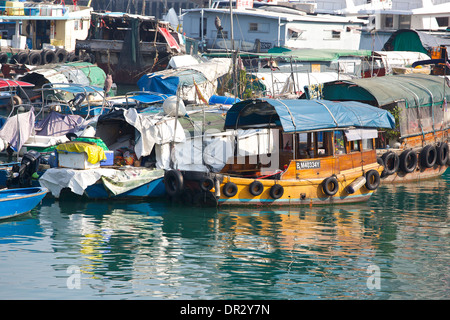 Sampans & Hausboote in der Causeway Bay Typhoon Shelter verpackt. Stockfoto