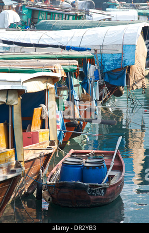 Sampans & Hausboote in Causeway Bay Typhoon Shelter, Hong Kong. Stockfoto