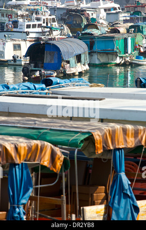 Sampans & Hausboote in Causeway Bay Typhoon Shelter, Hong Kong. Stockfoto