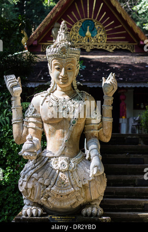 Statue von Engeln Singha eine halbe in Thai Tempel Stockfoto