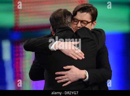 München, Deutschland. 17. Januar 2014. Österreichische Regisseur Andreas Prochaska (vorne) erhält den Bayerischen Filmpreis als bester Regisseur für seinen Film "Das bei Tal" ("das dunkle Tal") vom britischen Schauspieler Sam Riley während der Zeremonie in München, 17. Januar 2014. Den Bayerischen Filmpreis ist einer der renommiertesten deutschen Filmindustrie. Foto: TOBIAS HASE/Dpa/Alamy Live News Stockfoto