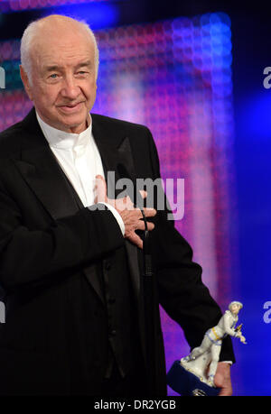 München, Deutschland. 17. Januar 2014. Deutscher Schauspieler Armin Mueller-Stahl erhält den zum Award bei der Verleihung des Bayerischen Filmpreises in München, 17. Januar 2014. Den Bayerischen Filmpreis ist einer der renommiertesten deutschen Filmindustrie. Foto: TOBIAS HASE/Dpa/Alamy Live News Stockfoto