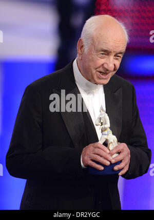 München, Deutschland. 17. Januar 2014. Deutscher Schauspieler Armin Mueller-Stahl erhält den zum Award bei der Verleihung des Bayerischen Filmpreises in München, 17. Januar 2014. Den Bayerischen Filmpreis ist einer der renommiertesten deutschen Filmindustrie. Foto: TOBIAS HASE/Dpa/Alamy Live News Stockfoto