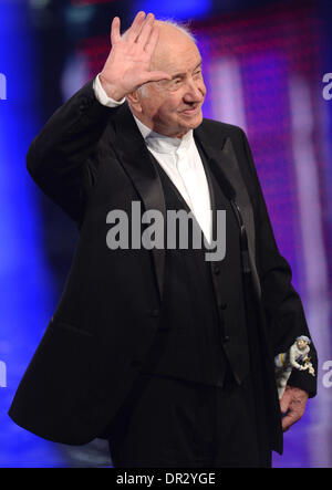 München, Deutschland. 17. Januar 2014. Deutscher Schauspieler Armin Mueller-Stahl erhält den zum Award bei der Verleihung des Bayerischen Filmpreises in München, 17. Januar 2014. Den Bayerischen Filmpreis ist einer der renommiertesten deutschen Filmindustrie. Foto: TOBIAS HASE/Dpa/Alamy Live News Stockfoto