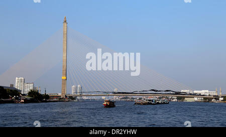 Bangkok, Thailand. 18. Januar 2014. Einer der ungewöhnlichsten 7 Protest Speicherort befindet sich auf der Rama VIII-Brücke über den Fluss Chaophraya. Normalerweise voller Verkehr, den es zum Campingplatz mit toller Aussicht umfunktioniert wurde und live-Unterhaltung. Zehntausende Demonstranten haben gestört Verkehr an wichtigen Kreuzungen und marschierte auf Regierungsgebäude in großen und hektischen Hauptstadt Thailands in dieser Woche. Die Proteste, genannt "Bangkok Herunterfahren," hatte Montag, den 13. Januar ohne ernsthafte Zwischenfälle begonnen. Bildnachweis: Igor Prahin/Alamy Live-Nachrichten Stockfoto