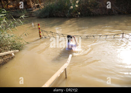 Jericho. 18. Januar 2014. Ein christlicher Pilger nimmt Teil an der Taufzeremonie am Standort als Qasr el-Yahud am Ufer des Jordan River in der Nähe von der Westbank-Stadt Jericho, 18. Januar 2014 bekannt. Orthodoxe Christen strömten zum Jordan, das Fest der Erscheinung des Herrn am traditionellen Standort zu feiern, wo es geglaubt wird, dass der Täufer Jesus Christus getauft. Bildnachweis: Fadi Aruri/Xinhua/Alamy Live-Nachrichten Stockfoto