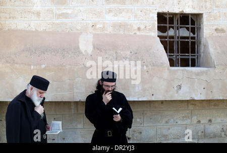 Jericho. 18. Januar 2014. Griechisch-orthodoxen Priestern lesen Bibel während der Taufzeremonie am Standort als Qasr el-Yahud am Ufer des Jordan River in der Nähe von der Westbank-Stadt Jericho, 18. Januar 2014 bekannt. Orthodoxe Christen strömten zum Jordan, das Fest der Erscheinung des Herrn am traditionellen Standort zu feiern, wo es geglaubt wird, dass der Täufer Jesus Christus getauft. Bildnachweis: Fadi Aruri/Xinhua/Alamy Live-Nachrichten Stockfoto