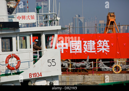 Schlepper bewegt sich ein Feuerzeug in der Causeway Bay Typhoon Shelter, Hong Kong. Stockfoto