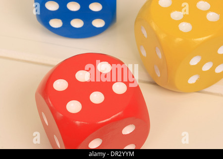 Rot gelb blau Würfel Stockfoto