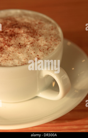 Kaffee Cappuccino mit Schokolade bestreut an der Spitze Stockfoto