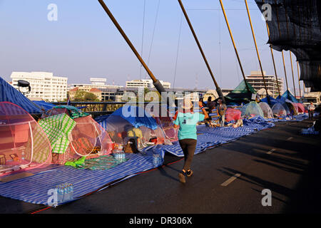 Bangkok, Thailand. 18. Januar 2014. Einer der ungewöhnlichsten 7 Protest Speicherort befindet sich auf der Rama VIII-Brücke über den Fluss Chaophraya. Normalerweise voller Verkehr, den es zum Campingplatz mit toller Aussicht umfunktioniert wurde und live-Unterhaltung. Zehntausende Demonstranten haben gestört Verkehr an wichtigen Kreuzungen und marschierte auf Regierungsgebäude in großen und hektischen Hauptstadt Thailands in dieser Woche. Die Proteste, genannt "Bangkok Herunterfahren," hatte Montag, den 13. Januar ohne ernsthafte Zwischenfälle begonnen. Bildnachweis: Igor Prahin/Alamy Live-Nachrichten Stockfoto