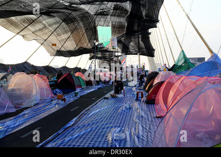 Bangkok, Thailand. 18. Januar 2014. Einer der ungewöhnlichsten 7 Protest Speicherort befindet sich auf der Rama VIII-Brücke über den Fluss Chaophraya. Normalerweise voller Verkehr, den es zum Campingplatz mit toller Aussicht umfunktioniert wurde und live-Unterhaltung. Zehntausende Demonstranten haben gestört Verkehr an wichtigen Kreuzungen und marschierte auf Regierungsgebäude in großen und hektischen Hauptstadt Thailands in dieser Woche. Die Proteste, genannt "Bangkok Herunterfahren," hatte Montag, den 13. Januar ohne ernsthafte Zwischenfälle begonnen. Bildnachweis: Igor Prahin/Alamy Live-Nachrichten Stockfoto