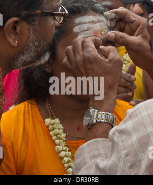 Hindu tamilischen Thaipusam Festival feierte in Little India, Singapore.A Anhänger hat ihre Stirn mit Spießen durchbohrt. Stockfoto