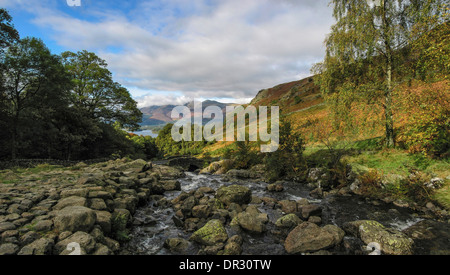 Ashness Brücke, Keswick, Cumbria, Blick in Richtung Skiddaw Stockfoto