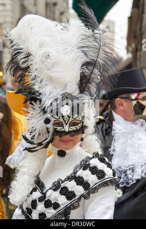 Dame im schwarzen & weißen Kostüm und Columbina Maske während der Karneval in Venedig-Italien Stockfoto