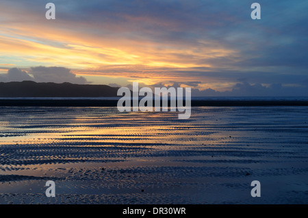 Sonnenuntergang über Broughton Bucht und Burry Holmes von Whitford Sand Gower Penininsula Wales Cmru UK GB Stockfoto