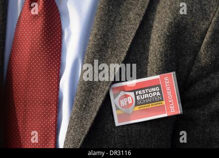 Kirchheim, Deutschland. 18. Januar 2014. Ein Delegat trägt eine Abzeichen auf seine Jacke mit dem Schriftzug "Erstellen der Festung Europa - Stop der Flut von Asylbewerbern" beim Bundes Parteitag der rechtsextremen nationale demokratische Partei von Deutschland (NPD) in Kirchheim, Deutschland, 18. Januar 2014. Foto: JENS-ULRICH KOCH/Dpa/Alamy Live News Stockfoto