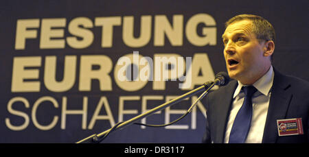 Kirchheim, Deutschland. 18. Januar 2014. Temporäre Bundesvorsitzender der NPD Udo Pastoers spricht beim Bundes Parteitag der rechtsextremen nationale demokratische Partei von Deutschland (NPD) in Kirchheim, Deutschland, 18. Januar 2014. Foto: JENS-ULRICH KOCH/Dpa/Alamy Live News Stockfoto