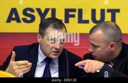 Kirchheim, Deutschland. 18. Januar 2014. Temporäre Bundesvorsitzender der NPD Udo Pastoers (L) spricht mit NPD Partei Landesvorsitzender des Thuringia Patrick Wieschke (R) beim Bundes Parteitag der rechtsextremen nationale demokratische Partei von Deutschland (NPD) in Kirchheim, Deutschland, 18. Januar 2014. Foto: JENS-ULRICH KOCH/Dpa/Alamy Live News Stockfoto