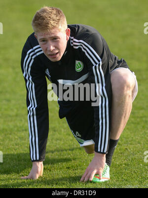 Wolfsburg, Deutschland. 18. Januar 2014. Neuanschaffung des VFL Wolfsburg, Kevin de Bruyne, trainiert auf dem Trainingsgelände der Volkswagen-Arena in Wolfsburg, Deutschland, 18. Januar 2014. Foto: Peter Steffen/Dpa/Alamy Live News Stockfoto